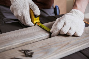 Marangoz bayrağı ahşap atölyede cetvelle ahşap bir Plank ölçer, marangoz ahşap ya da kalas ölçer