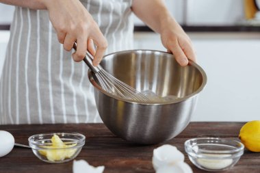 Önlüklü bir aşçı ekmeği, tatlıyı, turtayı ve çöreği çırpmak için hamur yoğurur. Ev yapımı ya da el yapımı ekmek, tatlı. Mutfak arka planı