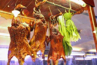 Kızarmış ördekler, Pekin ördekleri Çin Mahallesi 'ndeki Çin restoranının vitrinlerinde sergilenir.