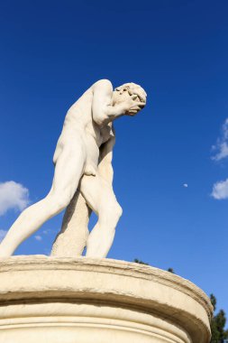 Paris, Tuileries Bahçesi 'ndeki Mermer Kabil Heykeli' nde çıplak bir adam ayakta duruyor ya da sağ eli yüzünü kapatıyordu.