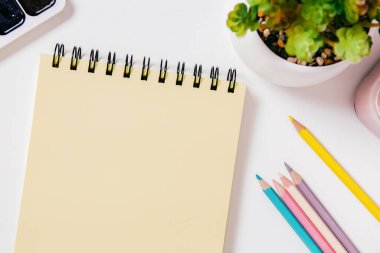 Boş alan veya kopyalama alanı olan sanatsal çizim kitabı, sanatsal çalışma masası, suluboya palet ve eskiz defteri kullanıma hazır, sanat dersleri ve yaratıcı atölyeler