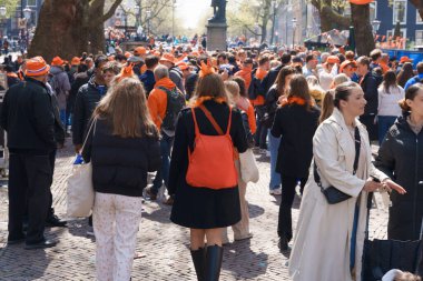 Krallar Günü 'nü kutlayan kalabalık turuncu kıyafetler giyer ve müzik performansı kaydeder. Hollanda, Amsterdam, 27.04.2023