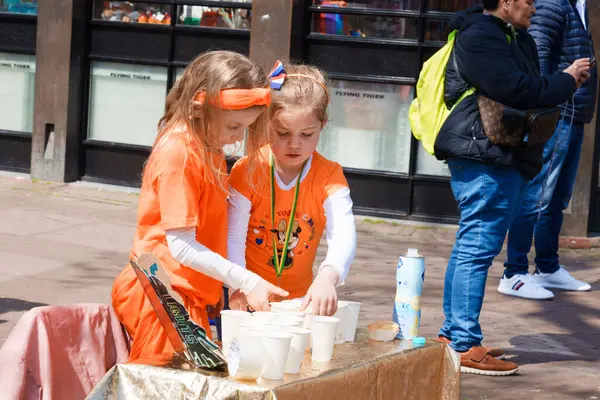 Genç Kızlar Kin Günü kutlamalarında limonata satıyor, Serbest Ticaret Günü, Hollanda, Amsterdam, 27.04.2023