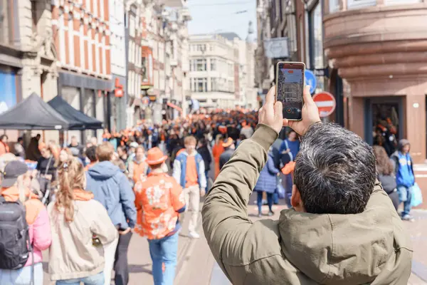 Krallar Günü 'nde telefonu olan adam Amsterdam' ı meşgul ediyor Hollanda, Amsterdam, 27.04.2023