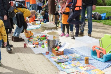 King 's Day' de bit pazarı, insanların bir parkta kullanılmış eşyalar sattığı yer Hollanda, Amsterdam, 27.04.2023