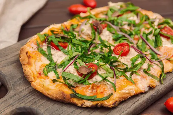 Napoli pizzası ya da ançüezli pizza, sebze ve ançüezli tahta tahta tahta. Kırsal tahta.