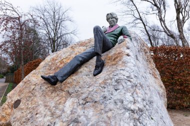 Dublin, İrlanda, 17.03.2020 - Dublin Park 'taki Oscar Wilde Anıt Heykeli