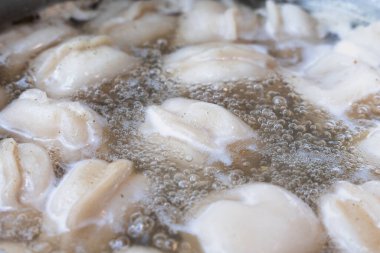 Sıcak suda kaynamış pelmeni köfteleri, kıymalı börekler.