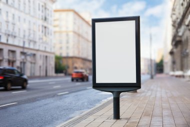 Şehir kaldırımında boş ilan panosu, reklam panosu, açık hava reklamı için hazır.
