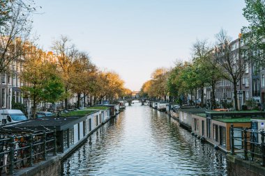 Amsterdam kanalı yüzen yüzen evler ve sonbahar ağaçlarıyla kaplıydı - Hollanda, Amsterdam, 12.11.2022