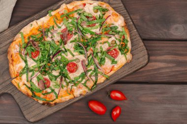 Napoli pizzası ya da ançüezli, sebzeli ve ançüezli pizza. Kırsal tahta.