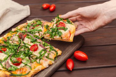 Ançüezli İtalyan pizzası ve ahşap tahta kapari.