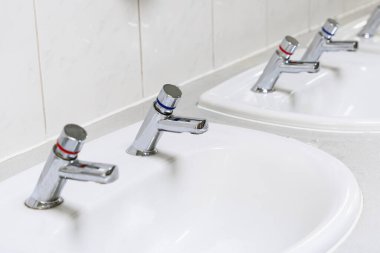 Krom, İngiltere veya İrlanda 'daki umumi tuvaletlerde sıcak ve soğuk su musluklarını ve elle karıştırılmış suyu birbirinden ayırdı.