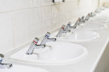 Krom, İngiltere veya İrlanda 'daki umumi tuvaletlerde sıcak ve soğuk su musluklarını ve elle karıştırılmış suyu birbirinden ayırdı.