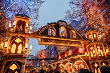 Almanya, Köln, 12.11., 2022 - Hansel ve Gretel Noel pazarına giriş, parlayan fenerler, cüce ışıkları