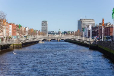 İkonik Ha penny Köprüsü, Dublin, Liffey Nehri 'nden geçen tarihi bir yaya geçidi - İrlanda, Dublin, 20.03.2020