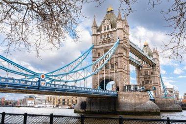 Londra 'daki Tower Köprüsü Thames nehri üzerindeki nehir kenarından görünür destek kuleleri ve mavi detaylarla ele geçirildi.
