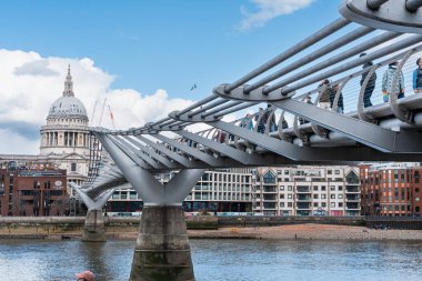 Milenyum Köprüsü 'nü yürüyerek geçen insanlar Thames Nehri üzerinde St. Paul Katedrali' nin ikonik kubbesiyle - 04.01.2024, İngiltere, Londra