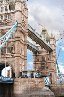 Londra 'daki Tower Bridge' in yakınında taş kuleler, mavi geçitler ve ana platformun yanında kalabalık olan ziyaretçi alanı - 04.01.2024, İngiltere, Londra