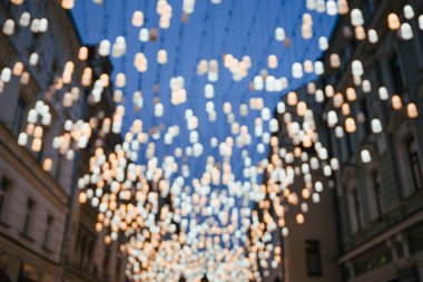 Parlayan fener sıraları şehir sokağının üzerinde duruyor, bulanık arka plan, akşam ambiyansı, kentsel ışıklandırma