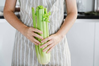 Kadın Aşçı Ham Kereviz İzini Doğru Tutuyor