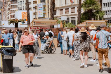 İnsanlar Valencia 'daki Fiesta del Arroz' da paella tatmak için sıraya giriyor. İspanya, Valencia, 05.06.2023