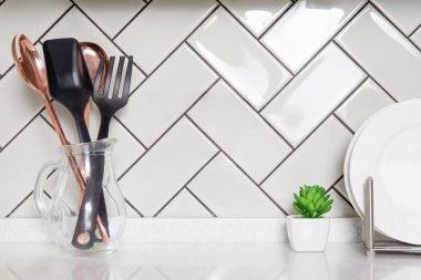 Modern mutfak gereçleri mutfak duvarı, mutfak dekorasyonu, ev dekorasyonu gibi fayansların yanında beyaz tabakların yanında duruyor.