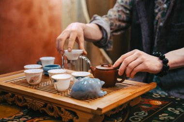 Çay ustası seremoni için çay takımı hazırlıyor, yakın çekim eller, çay evi.