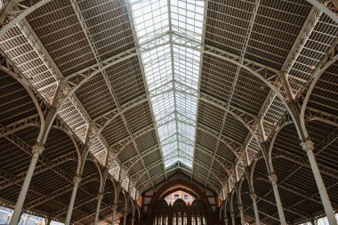 Geometrik çatı yapısı demir destekli ve Valencia 'nın içinde parlak tavan penceresi kirişleri olan tarihi kolon pazarı, kapalı alan mimarisi