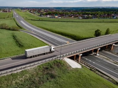 Kargo Semi Trailer 'ın Yön Değiştirdiği Beyaz Kamyonun Havadan Görünümü. Otoyol kavşağı