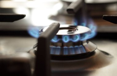 Mutfak gaz ocağı ve yanan propan gazı.