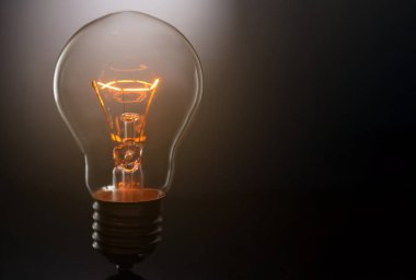 siyah arka plan üzerinde parlayan lamba