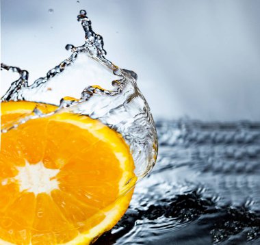 portakal dilimi su sıçrama deresinde
