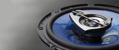 Üç yönlü hoparlör sistemi, eş eksenli hoparlör, araba sesli müzik, subwoofer. Üst görünüm