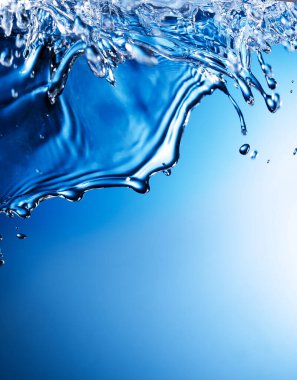 Mavi arkaplanda soyut su sıçraması
