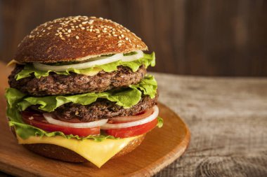 Tahta masada peynirli lezzetli bir hamburger..