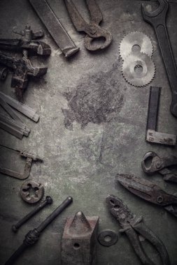 Eski boyalı tablo arkaplanı (fotoğraf işleme çapraz süreci) üzerindeki eski sıkıcı metal çalışma araçları)