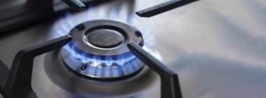 Mutfak gaz ocağı ve yanan propan gazı.