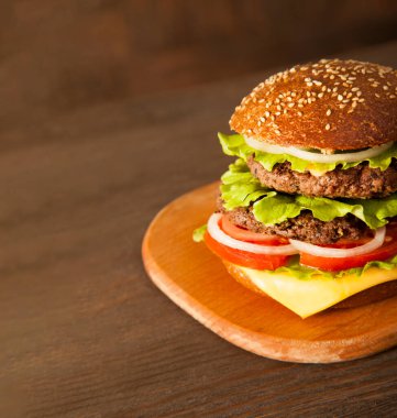 Tahta masada peynirli lezzetli bir hamburger..