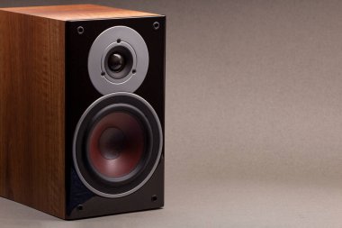 Siyah arkaplanda akustik hoparlörler. Multimedya, ses ve ses konsepti. Boşluğu kopyala.