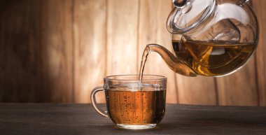 bir çaydanlık bardak çay ahşap bir masaya döktü