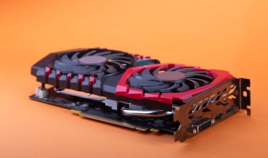 Turuncu arkaplanda izole edilmiş oyun grafikleri video kartı.