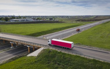 Cargo Semi Trailer 'la Kamyon Yön Değiştiriyor. Otoyol kavşağı. Havadan Üst Görünüm