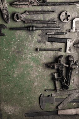 Lekelenmiş tablo üzerinde eski metal iş araçları, çalışma arka planı (çapraz işlem işleniyor)