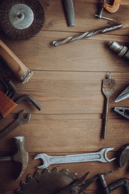 Ahşap bir arkaplan üzerinde iğrenç eski araçlar (çapraz işlem işleniyor)
