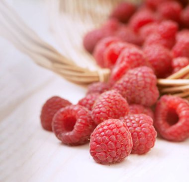 Bahçedeki masada bir sepetin içinde ahududu.