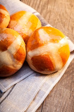 Sepet üst görünümde sıcak çörekler, kopyalama alanı. Paskalya pastası.