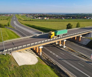 Cargo Semi Trailer 'la Kamyon Kırsal Yol' da ilerliyor. Havadan Üst Görünüm.