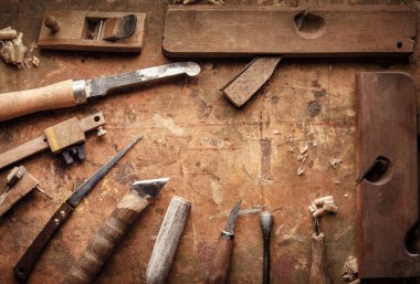 El aletleri Tahta (Drill Jig Saw uçak keskisi) eski bir ahşap tezgah üzerinde
