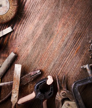 Ahşap bir arkaplan üzerinde iğrenç eski araçlar (çapraz işlem işleniyor)